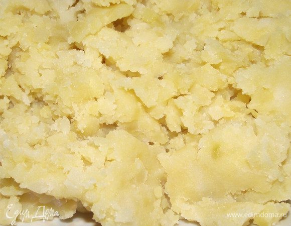 Картофель вынимаем их духовки ,очищаем от кожуры и разминаем его очень хорошо.Охлаждаем.Картоха у меня заранее была приготовлена,процесс не запечатлела.