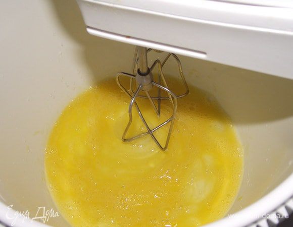 И взбиваем его с 1\4 ч.л соли