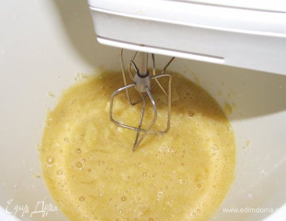 Теперь поочередно добавляем частями заварное тесто