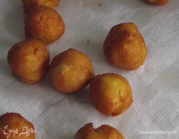 Ох и красивые пончики получились. Излишек масла вымакиваем на салфетке