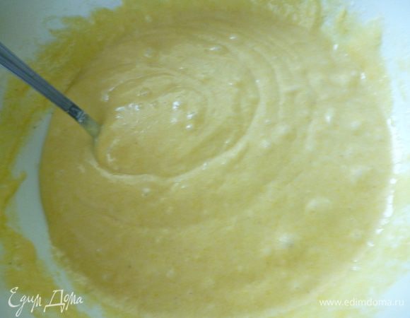 Яйца слегка взбить с сахаром с помощью венчика,добавить сметану,разрыхлитель,перемешать,добавить к мучной смеси и перемешать ложкой.Затем понемногу добавляем растительное масло и хорошо перемешиваем до однородной смеси.Тесто получается густым и слегка тягучим.Мука пшеничная бывает разная и сметана разной густоты ,поэтому муки может уйти на пару ложек больше.