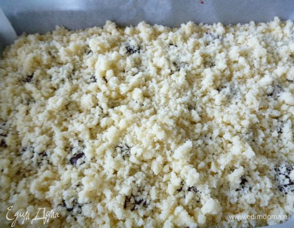 На сливы распределяем крошку.Выпекаем пирог при 160градусах 40-45минут.Верх пирога должен слегка подрумяниться.Готовый пирог достаем из духовки,накрыть полотенцем и дать остыть.Приятного вам чаепития!