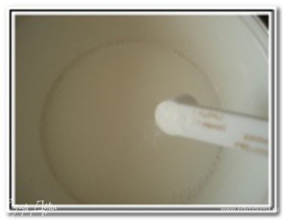 Соединить теплые воду и молоко, добавить сахар, 1 ст.л. муки и дрожжи. Хорошо перемешать и поставить в теплое место, чтобы подошли дрожжи.