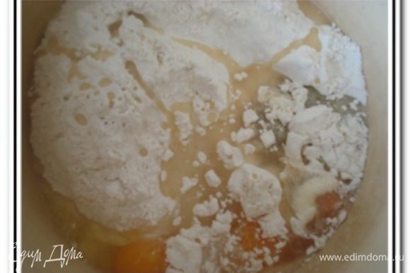 В миску просеять около 500 г муки, добавить яйца, готовую опару и растительное масло.