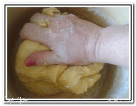 Постепенно добавляя остальную муку, замесить эластичное тесто.