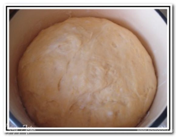 Накрыть тесто полотенцем и поставить в теплое место на 1,5-2 часа. Сейчас жарко, поэтому тесто подходитбыстро, где-то за 40 минут.