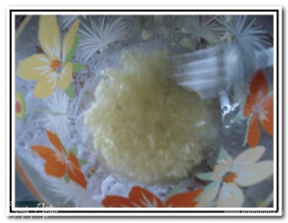 Чеснок выдавить через пресс, добавить соль и растительное масло. Перемешать.