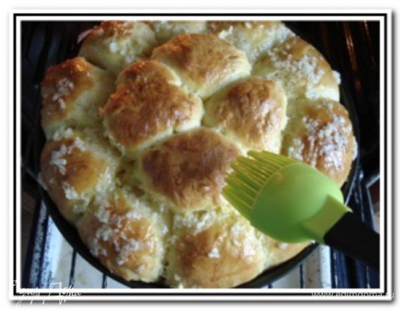 За 5 минут до готовности, вынуть булочки, смазать чесночным соусом и отправить снова в духовку выпекаться до готовности (5-7 минут, чтобы чесночный соус пропитал булочки).