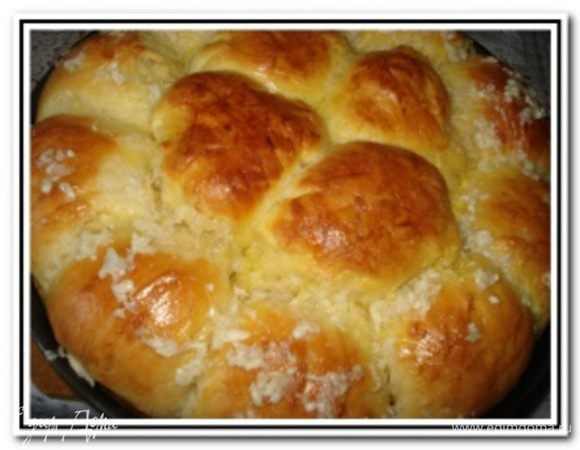 Готовые булочки вынуть из духовки и накрыть влажным полотенцем минут на 5. Вот и все, можете наслаждаться вкусными пампушками вместе с наваристым борщом!