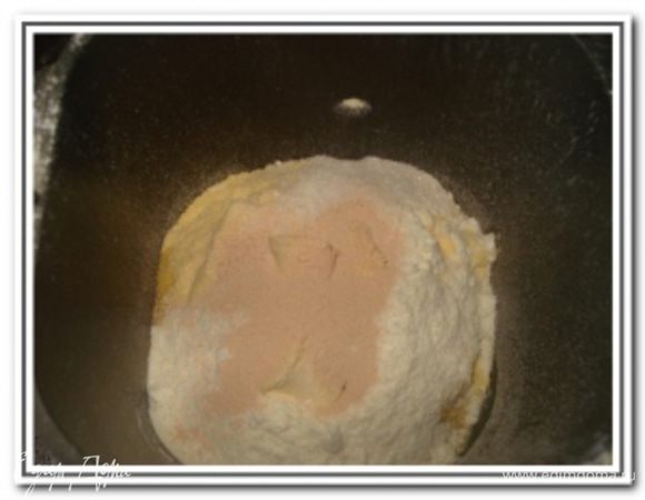 В форму загрузить ингредиенты согласно инструкции к вашей хлебопечке. У меня это по списку как в ингредиентах.