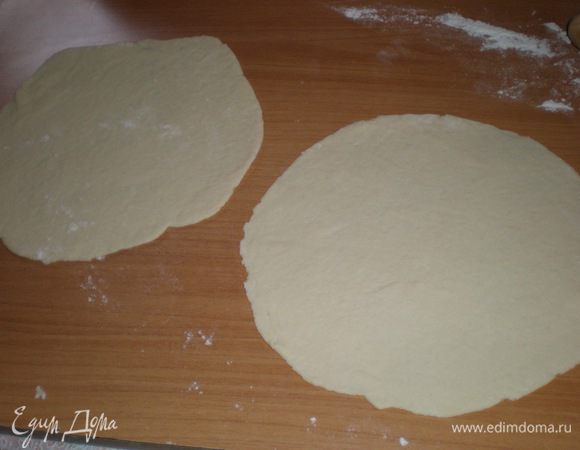 Поделить тесто на шарики. И каждый шарик раскатываем на круг.