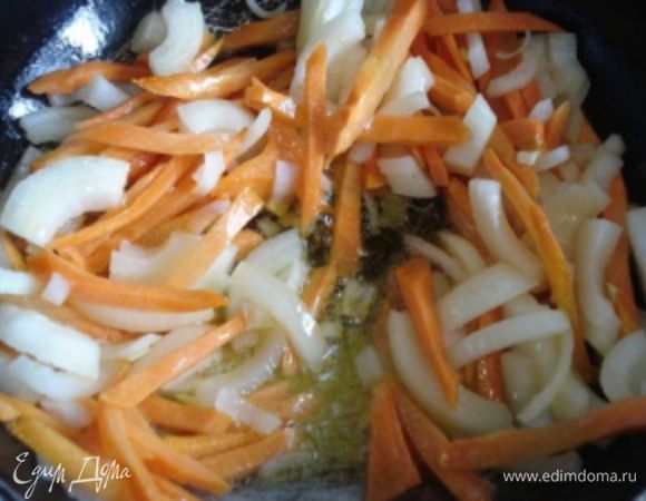 Морковь нарезать соломкой. Лук нарезать на 4 части и затем порезать вдоль. Обжарить лук с морковью до прозрачности лука.