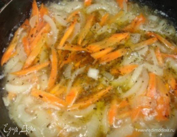 Затем добавить немного воды, посолить, поперчить и тушить почти до готовности.