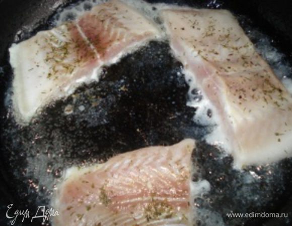 Рыбу промокнуть салфеткой и обжарить до золотистого цвета с одной стороны.