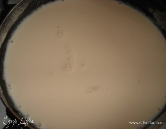 Приготовить соус. В глубокую сковороду налить молоко. Довести почти до кипения, добавить муку и размешать, чтобы не было комочков. Посолить, поперчить.