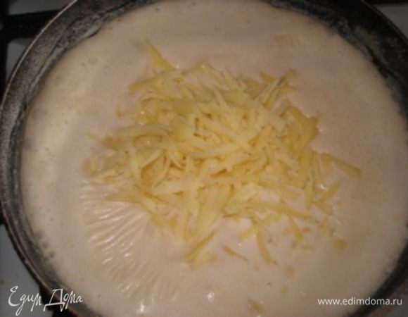 Добавить натертый сыр и, варить соус, помешивая около 15 минут.