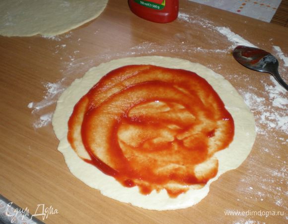 Смазываем круг томатным соусом.