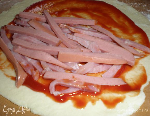 Выкладываем подготовленную начинку на пол-круга.