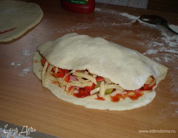 Накрыть второй стороной и защипать края.