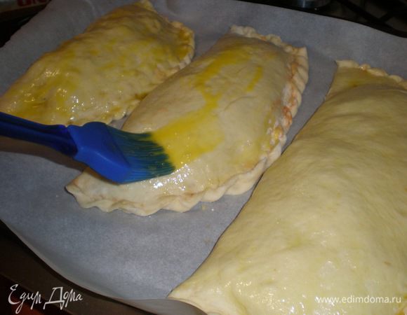 Взбитым яйцом. Запечь в духовке при 180гр. 20-25 мин. До золотистого цвета.