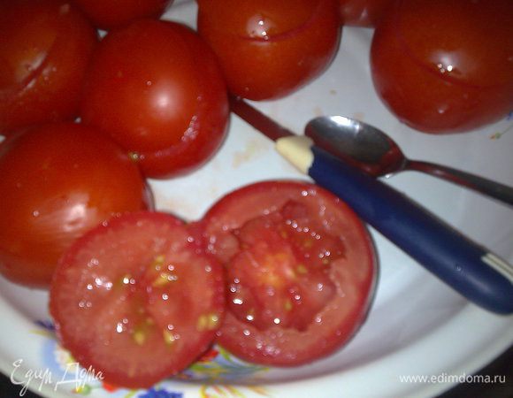 Помидоры помыть, отрезать шляпки с противоположной стороны от плодоножки, сделать типа крышечек Сок и семечки аккуратно вынуть чайной ложкой.