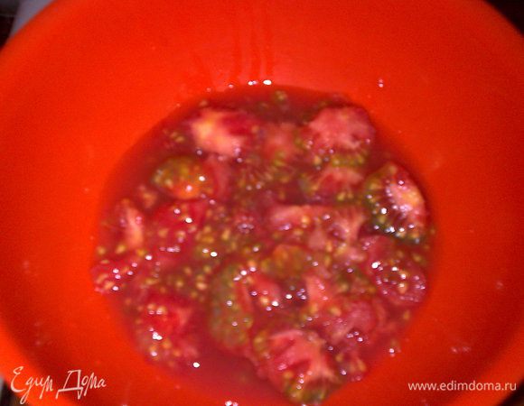 Сок и семечки от помидор собрать в отдельную посуду.