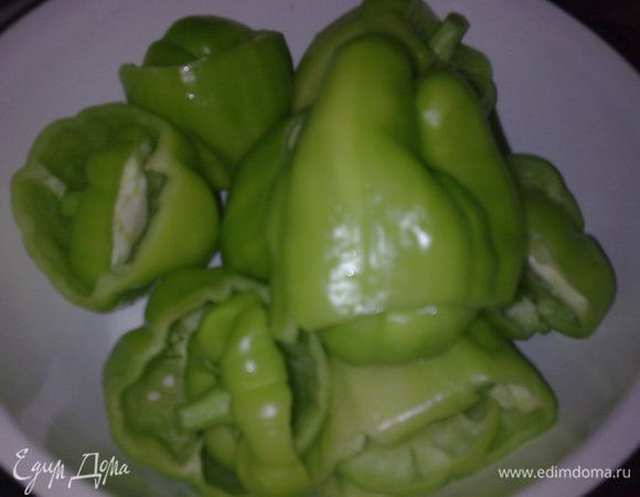 У болгарских перцев так же отрезать шляпки как крышечки. Внутренние перегородки и семечки вынуть. 