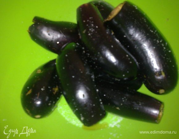 Баклажаны помыть, отрезать плодоножки и вырезать тонким ножом в них отверстия наподобие стаканчика. Посилить, подержать минут 20 и промыть от соли.