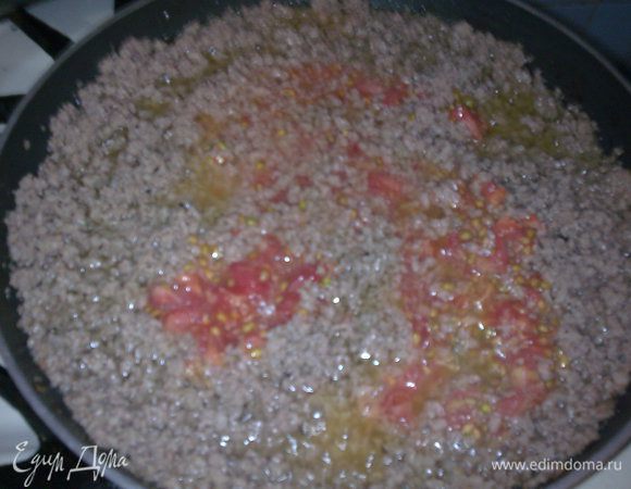 Когда мясо бульон из мяса испарится и оно начнёт поджариваться, добавить тот самый помидорный сок, перемешать и продолжать тушить до полного испарения жидкости.