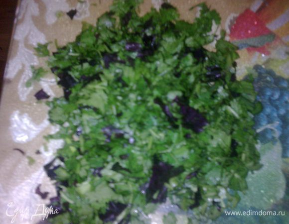 Пока остывает фарш, зелень мелко измельчаем и добавляем в немного остывшее мясо.