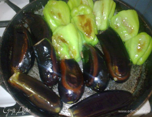 На сковороду (другую) добавляем растит. масло немного и слегка обжариваем наши баклажаны и перцы. Некоторые это дело отваривают, но поджаренные и выглядят лучше и вкуснее.