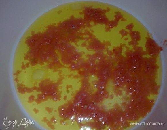 На дно кастрюли или жаровника (только не эмалированные), кладём топлёное масло, натераем одну помидорку. 