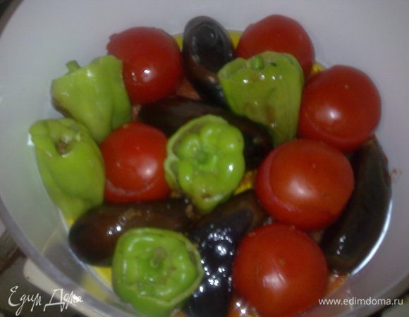 Наши овощи начиняем мясом, закрываем крышечками, аккуратно укладываем в кастрюлю, плотно друг к другу, что бы при варке это всё не развалилось. Сверху поливаем соком ещё одной натёртой помидорки. Ставим на огонь, закрыв крышкой. 