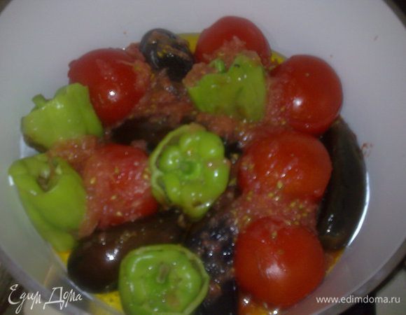 Варим сначала на среднем огне до закипания, а потом убавляем и тушим 1час. Если жидкости много, то ещё минут 15. Варим до полного испарения жидкости, что бы овощи остались только в масле. Всё, готово. Поверьте, это очень вкусно! 