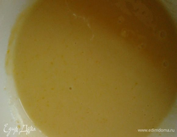 затем вливаем туда растительное масло и молоко и опять все тщательно перемешиваем до однородной массы