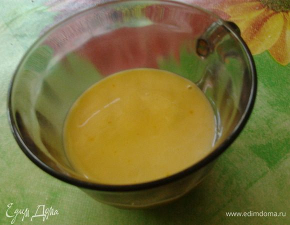 берем чашку для СВЧ и выливаем тесто чуть меньше половины (учитывая что оно поднимется в 2 раза) и выпекаем при полной мощности 3 минуты, т.к. у меня самая большая мощность 800Вт,я выпекала 5-7 минут