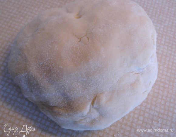 Приготовить тесто:
Смешать все ингредиенты для теста и смесь тщательно вымесить до получения упругого, но не очень плотного теста. Тесто завернуть в целлофановую плёнку и оставить "отдыхать" на полчаса.