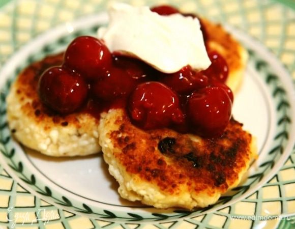 Перед подачей полить сырники вишневым соусом.