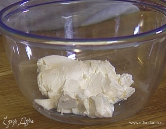 Творог соединить с яйцом, добавить 1 ст. ложку сахара, соль и все перемешать.