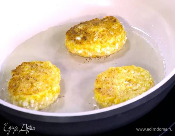 Разогреть в сковороде оливковое масло и обжарить сырники с двух сторон.