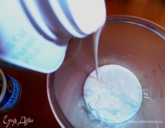 В ёмкость для блендера отправляем творог и вливаем к нему йогурт.