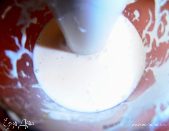 Вливаем желатин,продолжая взбивать!
