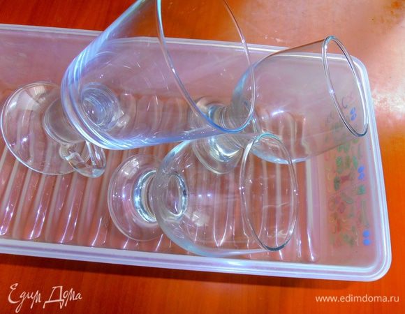 Для красивой подачи нашего десерта нужны фужеры или стаканы,а также коробка для отправки в холодильник.Можно их охладить для более быстрого приготовления десерта!