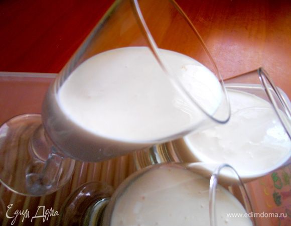 Ставим наши бокалы под наклоном(отлично подошёл для этого контейнер для овощей с ребристым дном,но если его нет,возьмите любую коробку и насыпьте фруктов или овощей между фужерами!)