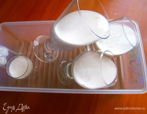 Наливаем нашу творожную массу до края (осталась капля массы-хватило на рюмочку!)