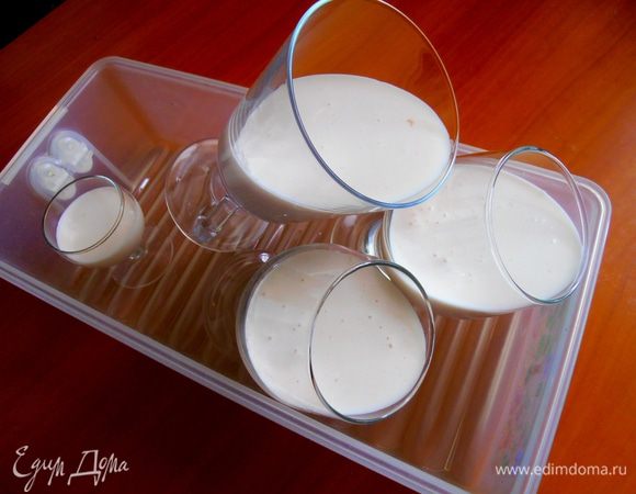 Охлаждаем в холодильнике,пока масса не зажелируется (чем толще слой,тем дольше!), не меньше часа,но можно и на ночь!