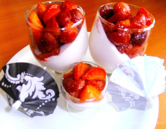 Распределяем нашу клубнику по ёмкостям и сразу подаём!Это занимает минуту,и гости будут в восторге получить прохладный десерт жарким летом в завершении ужина!