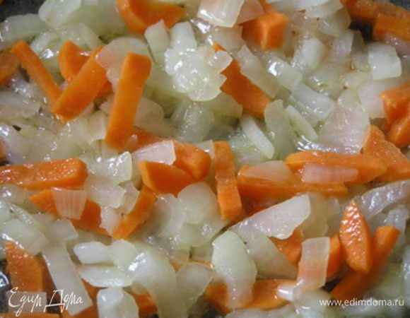 Обжарить на растительном масле нарезанную луковицу, добавить морковь, продолжая обжаривать.