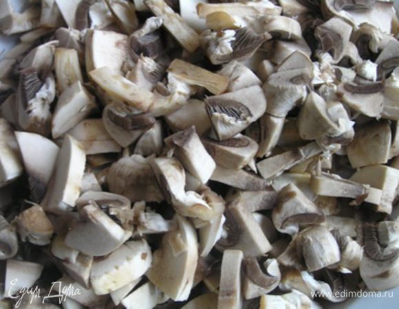 Затем добавить нарезанные грибы, обжарить, тушить 10-15 минут,