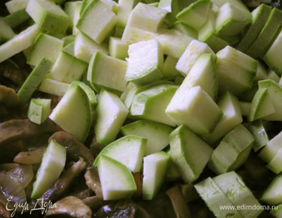 добавить нарезанный кабачок, перемешать,